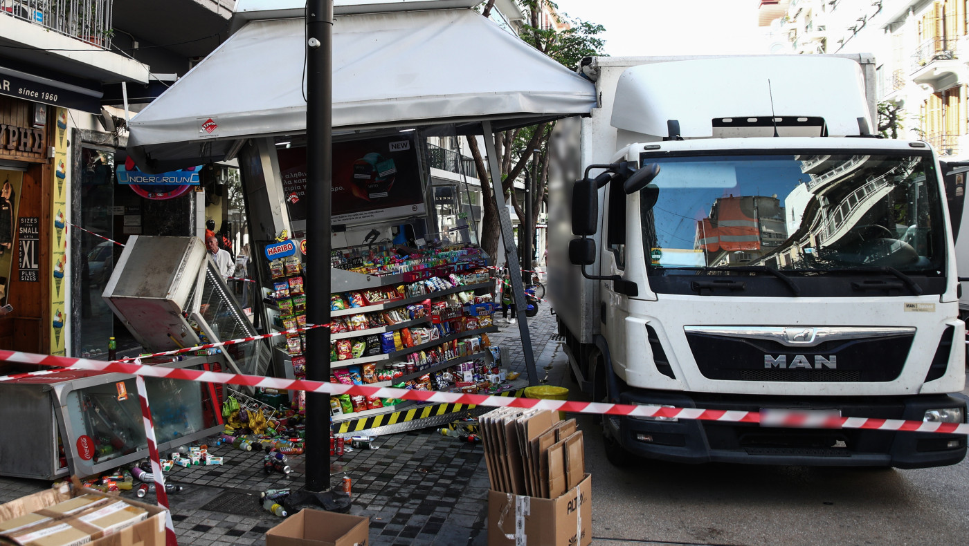 Θεσσαλονίκη: Φορτηγό προσέκρουσε και «ξήλωσε» περίπτερο στην Αγίας Σοφίας