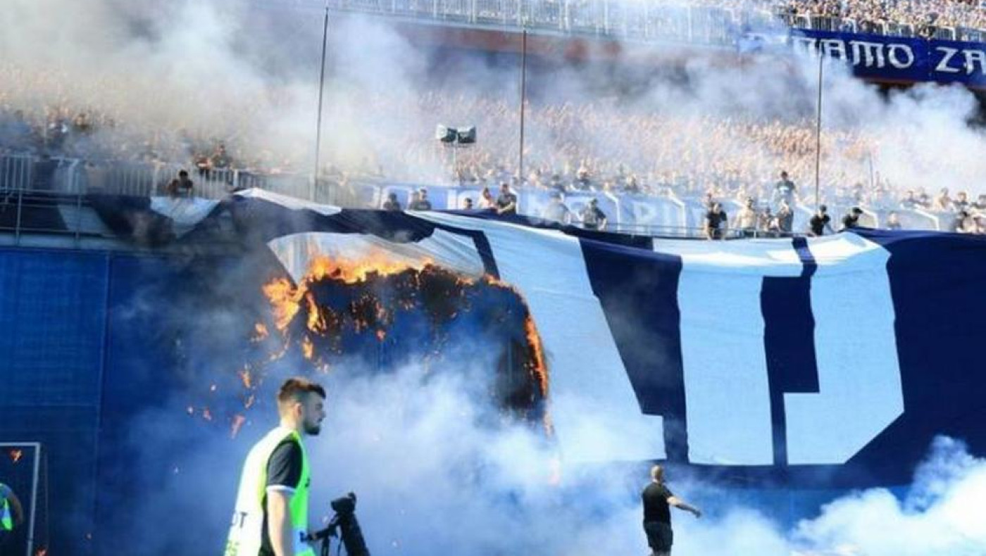 Ακραίες σκηνές στην Κροατία: Οπαδοί της Χάιντουκ έκαψαν το πανό των Bad Blue Boys της Ντιναμό