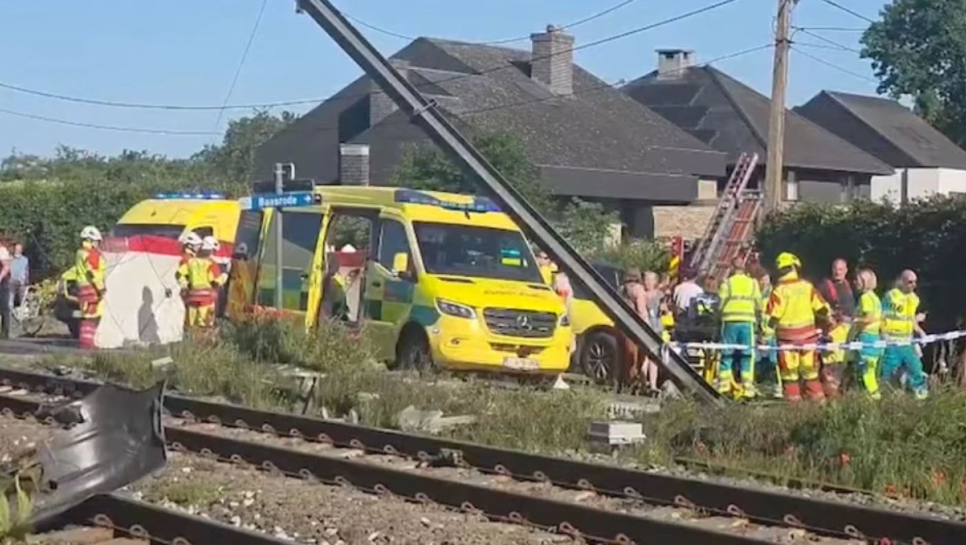 Σύγκρουση τρένου και σχολικού στο Βέλγιο: Άγνωστος αριθμός νεκρών