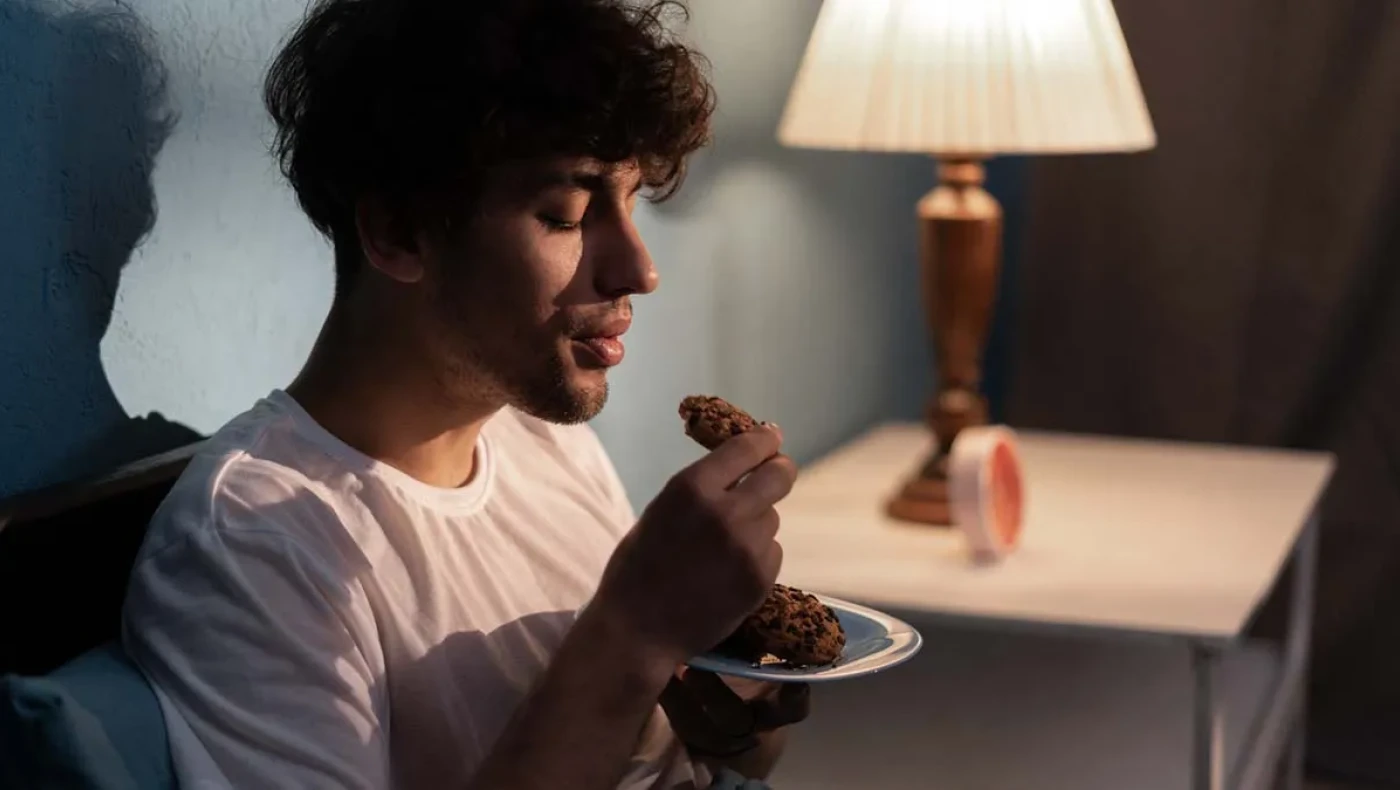 Αυτή είναι η χειρότερη ώρα για τσιμπολόγημα – Παχαίνει και ανεβάζει το σάκχαρο