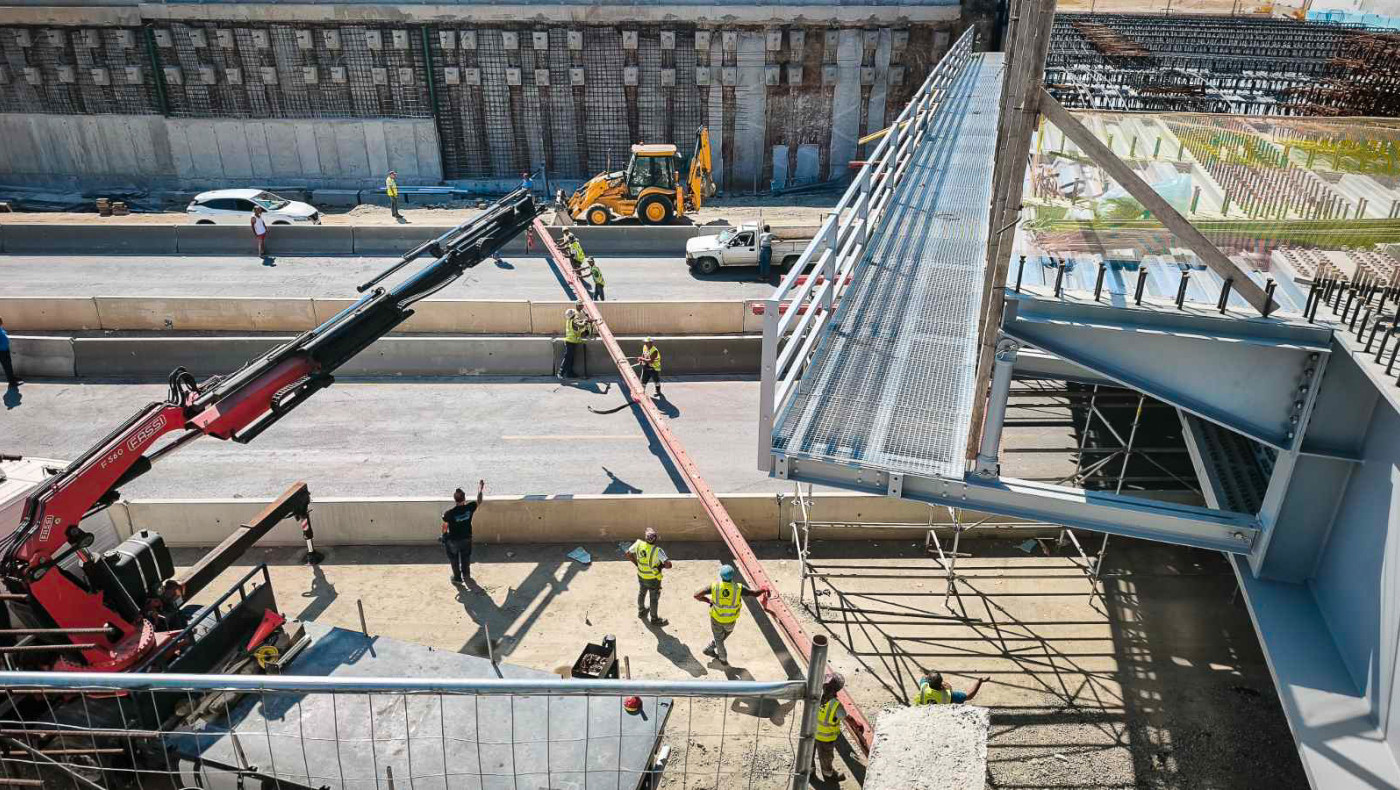 Γι' αυτό «κόπηκε» ο Περιφερειακός στα δύο: Η στιγμή που γερανοφόρο προσκρούει στη γέφυρα Πανοράματος