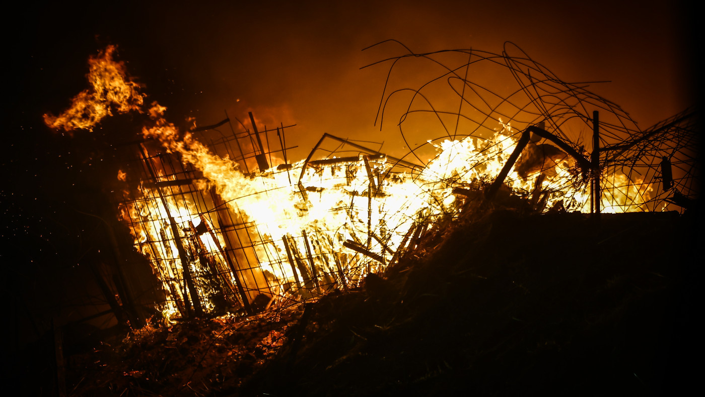Θεσσαλονίκη: Μαίνεται η φωτιά στο Ωραιόκαστρο - Ισχυροί άνεμοι και εκρήξεις