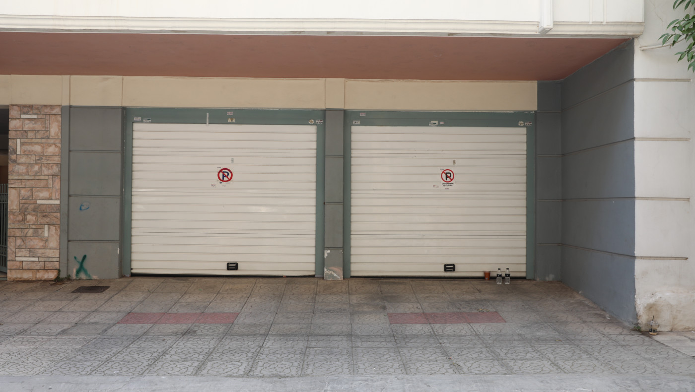 Πειραιάς: Νεκρό νεαρό ζευγάρι σε ΙΧ μέσα σε γκαράζ-Το επικρατέστερο σενάριο