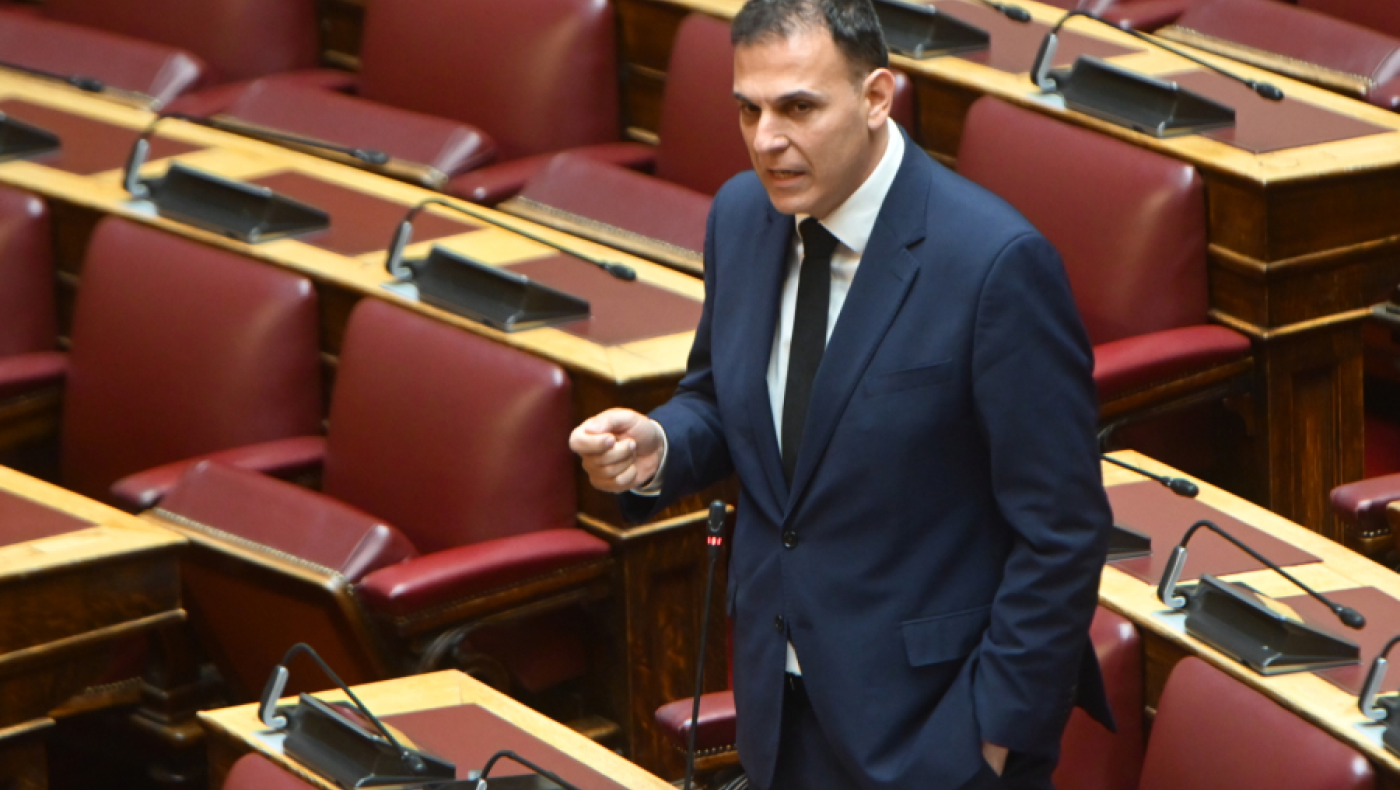 Ο Γιώργος Καραμέρος παρέδωσε την έδρα του στον ΣΥΡΙΖΑ - Οδεύει προς Τσίπρα