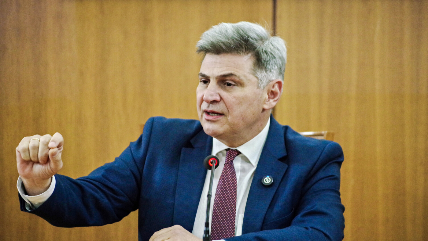 Πολιτική αντιπαράθεση για την απόσπαση της συζύγου του Φαραντούρη στις Βρυξέλλες