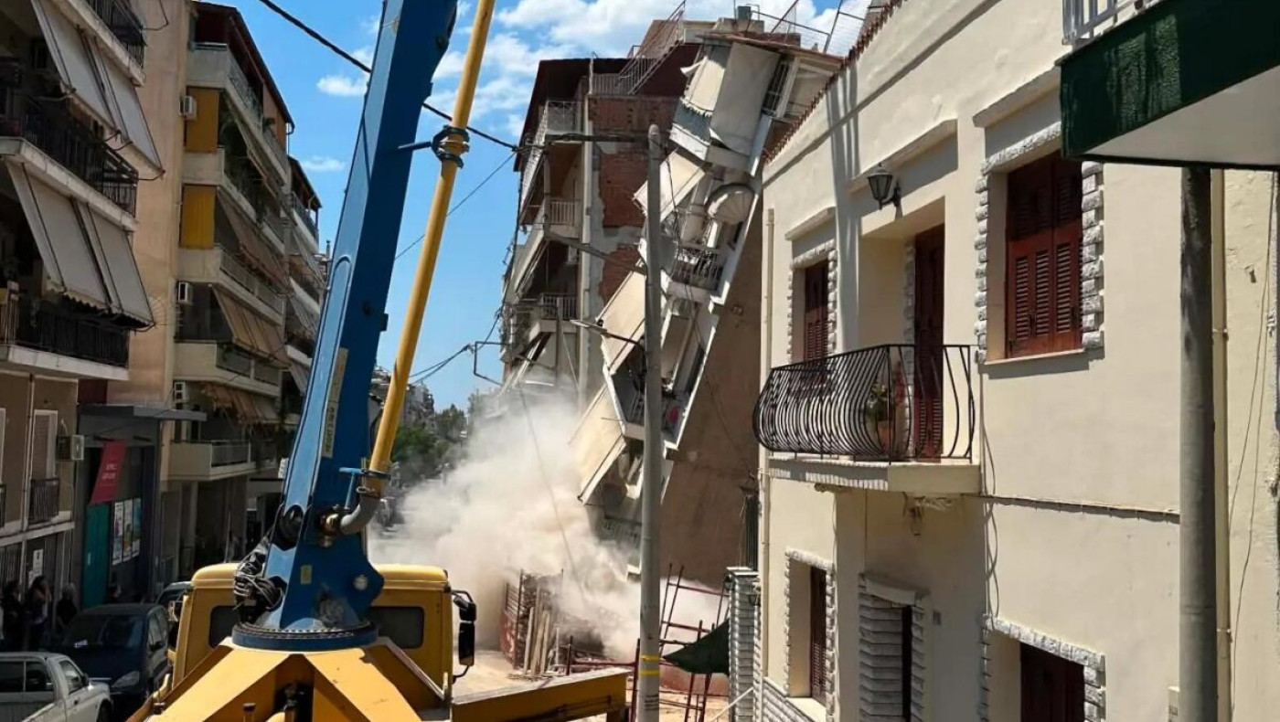 Καρέ-καρέ η κατάρρευση πολυκατοικίας στα Πετράλωνα