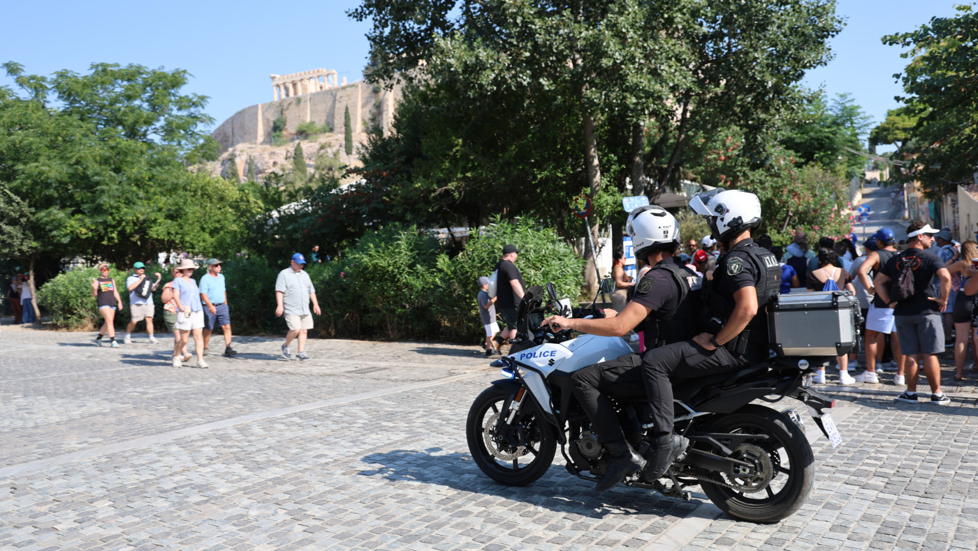 Μαχαίρωσε δύο Αμερικανούς τουρίστες στην Ακρόπολη-Αστυνομικός έσωσε τον ένα με τουρνικέ