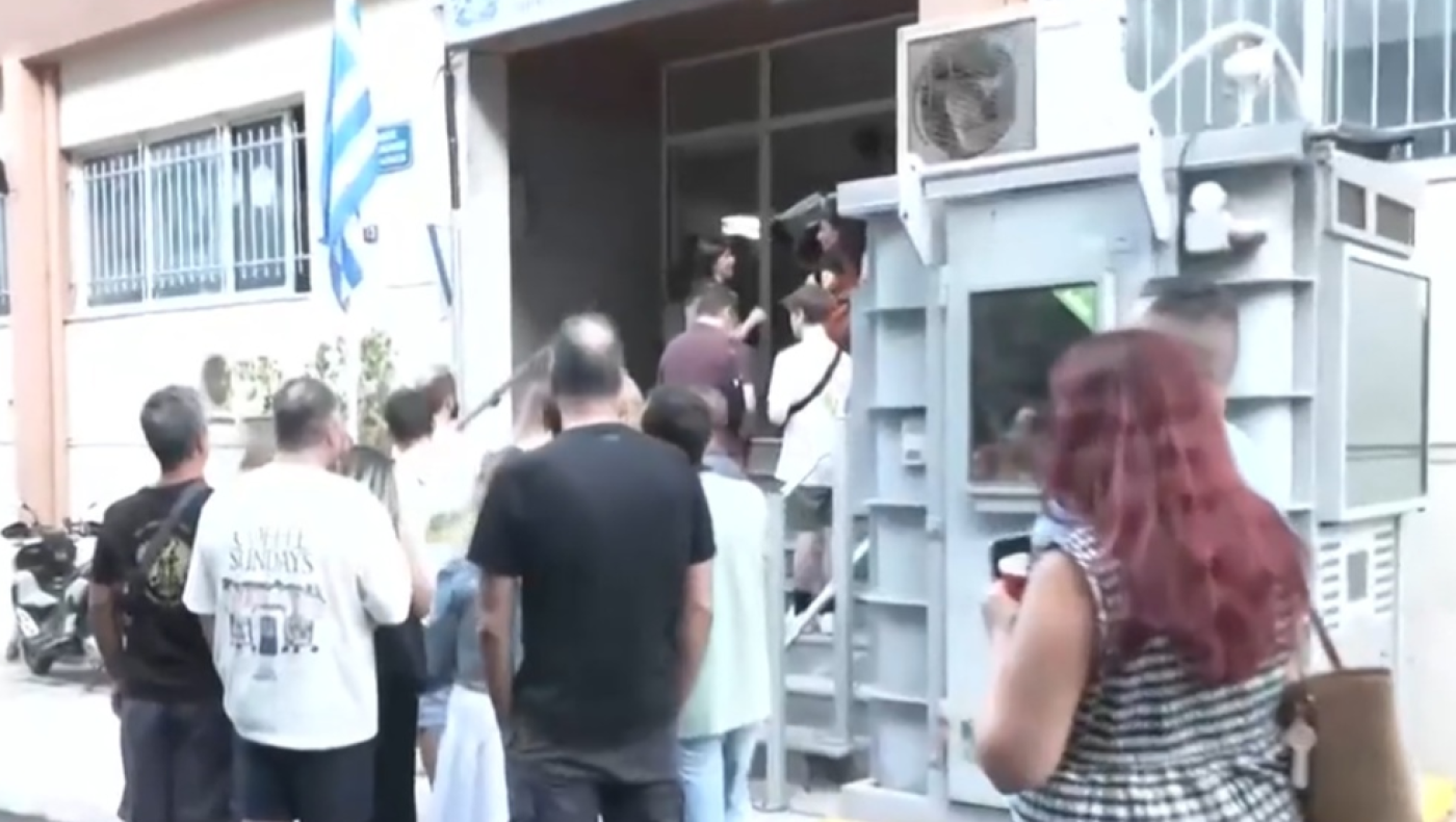 Ουρές στο Α.Τ. Τούμπας: «Τρέχουν» για διαβατήριο με την παλιά ταυτότητα ανά χείρας