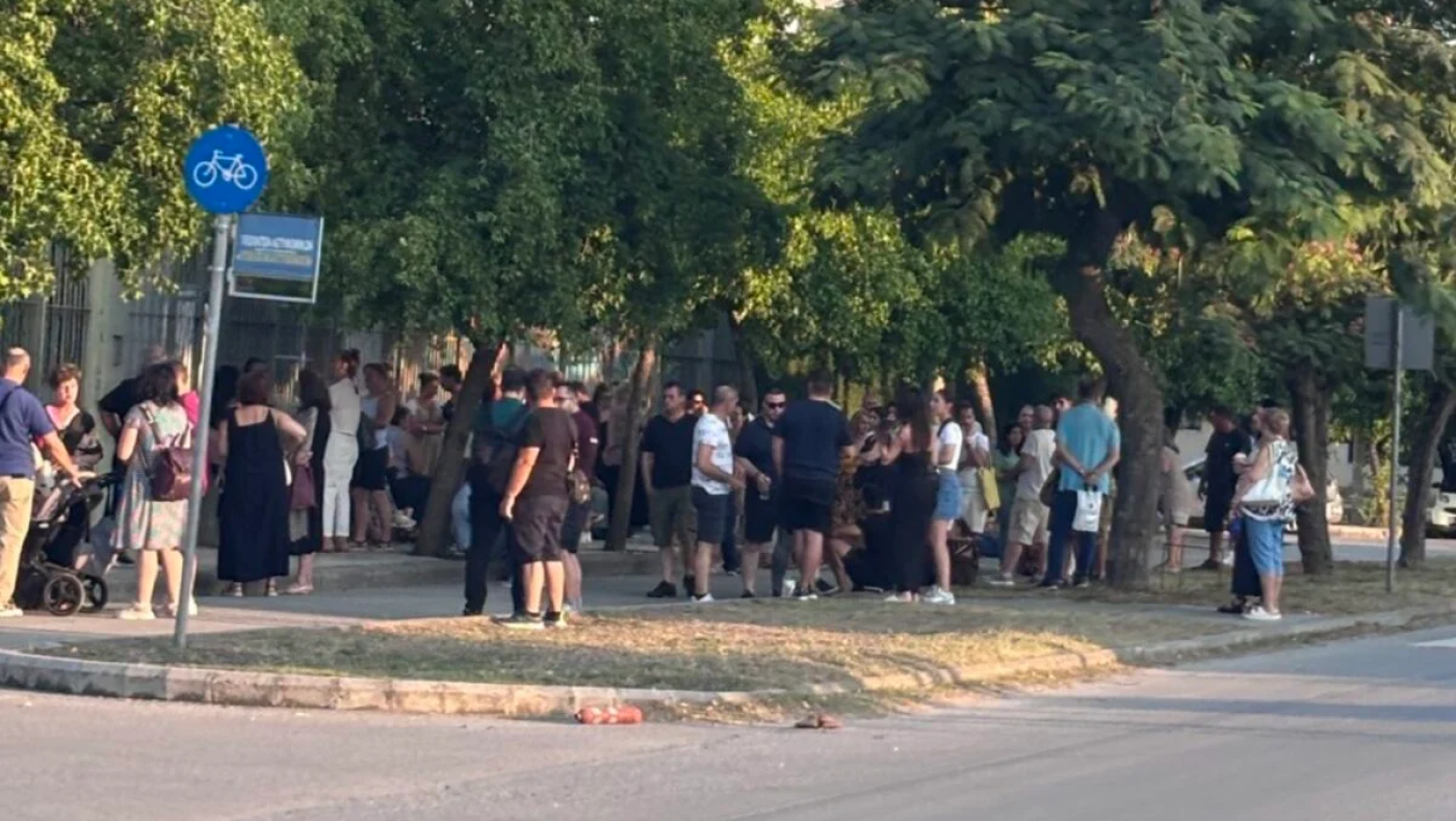Λάρισα: Νυχτερινές ουρές έξω από το Αστυνομικό Μέγαρο για ένα διαβατήριο
