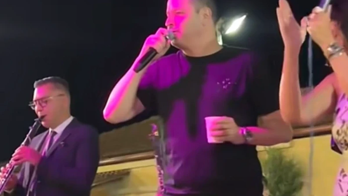 «Καλύτερος και από τη Βέρρα»: Ο Τσουβέλας πήρε το μικρόφωνο και τραγούδησε σε πανηγύρι