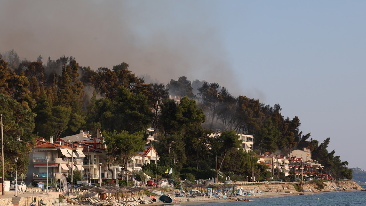 Φωτιά στη Χαλκιδική: Καταγγελία για επίθεση στο συνεργείο του Mega-«Έσπασαν το κινητό και το μικρόφωνο»