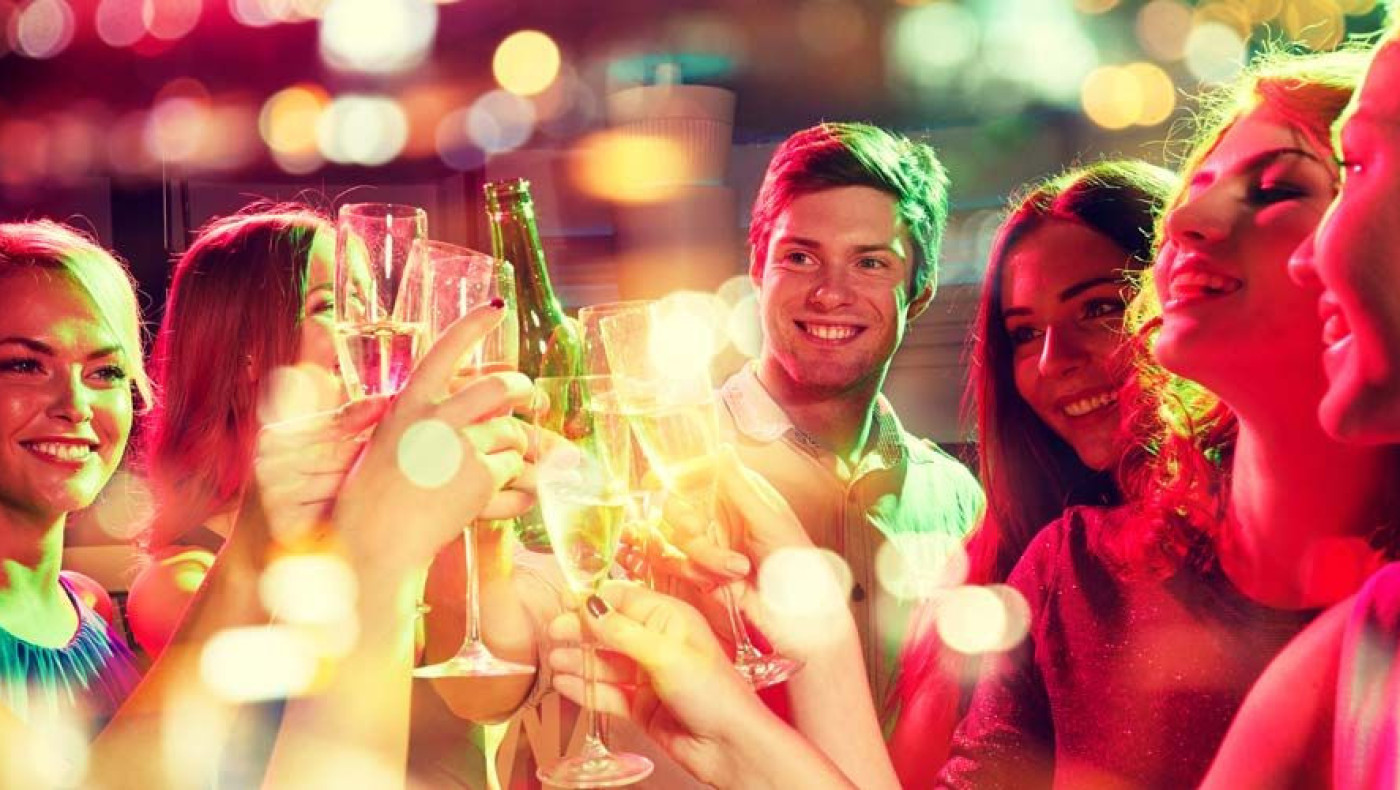 Ποτό, ζέστη και ξενύχτι: Διασκεδάζουμε χωρίς να χαρίζουμε την επόμενη ημέρα