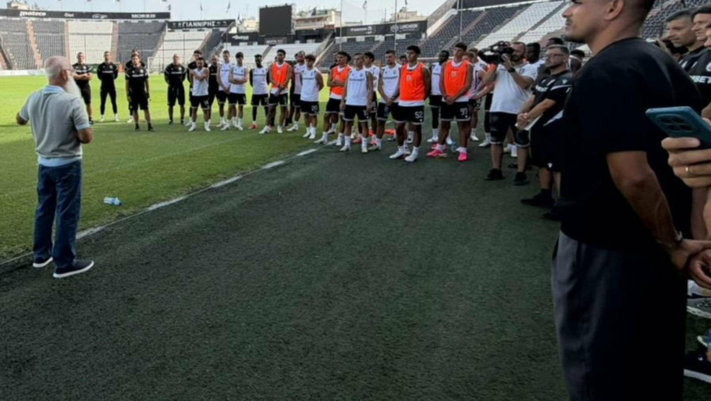ΠΑΟΚ: Μίλησε στους παίκτες ο Ιβάν Σαββίδης στην προπόνηση πριν από την αναχώρηση για την Αθήνα