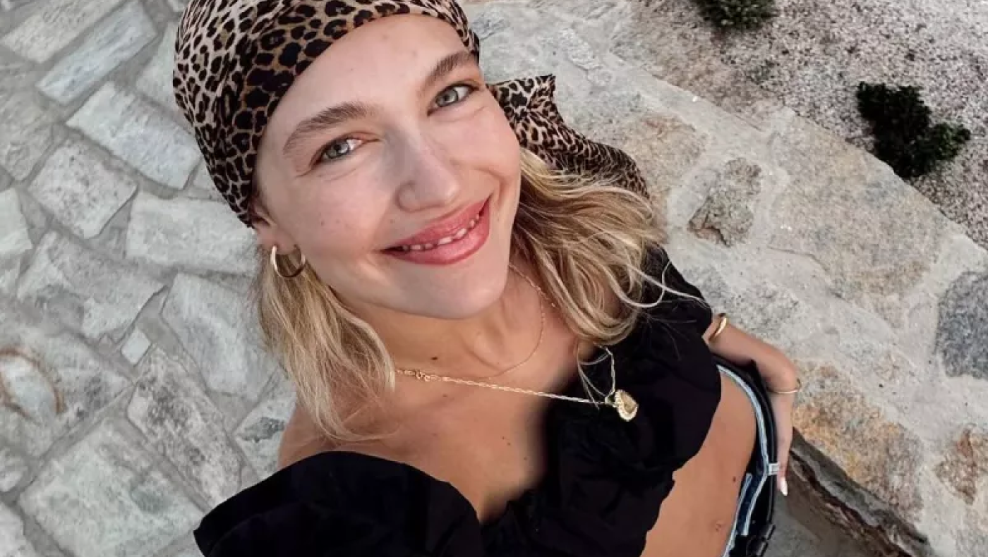 Η Κλέλια Ανδριολάτου φωτογραφήθηκε topless σε παραλία