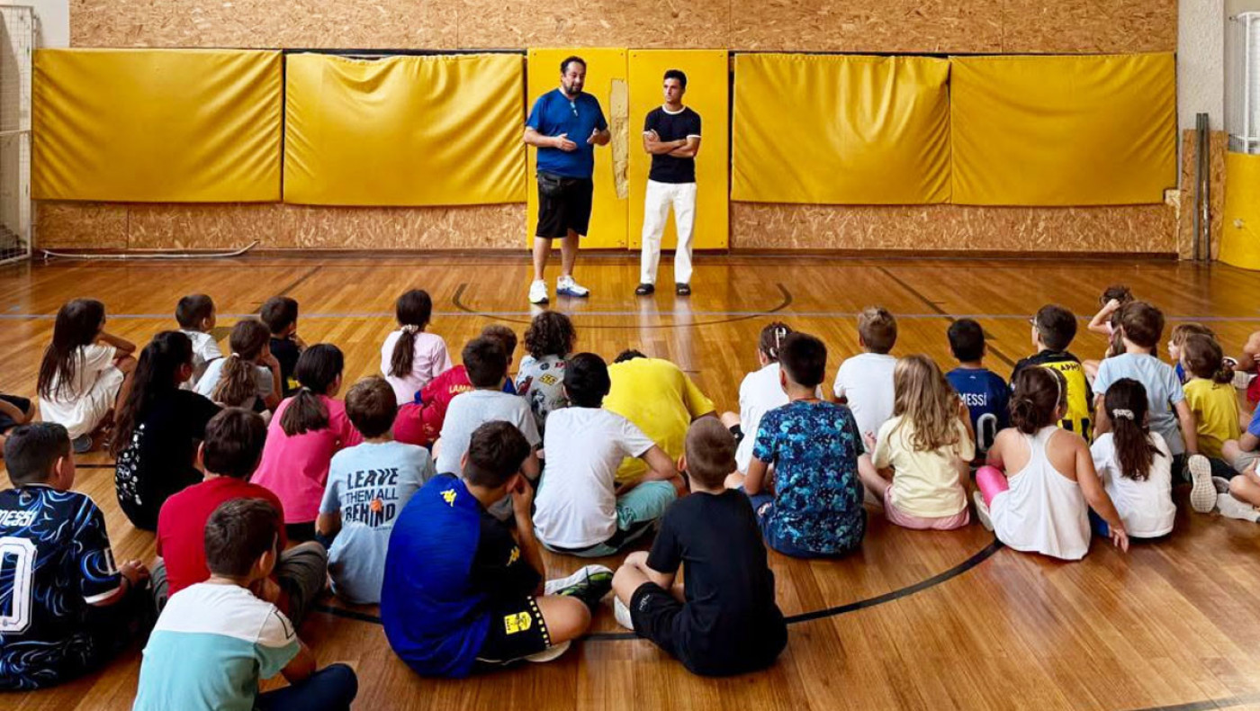 Ο Μανού Γκαρθία κοντά στα παιδιά του Summer Camp του Α.Σ. Άρης