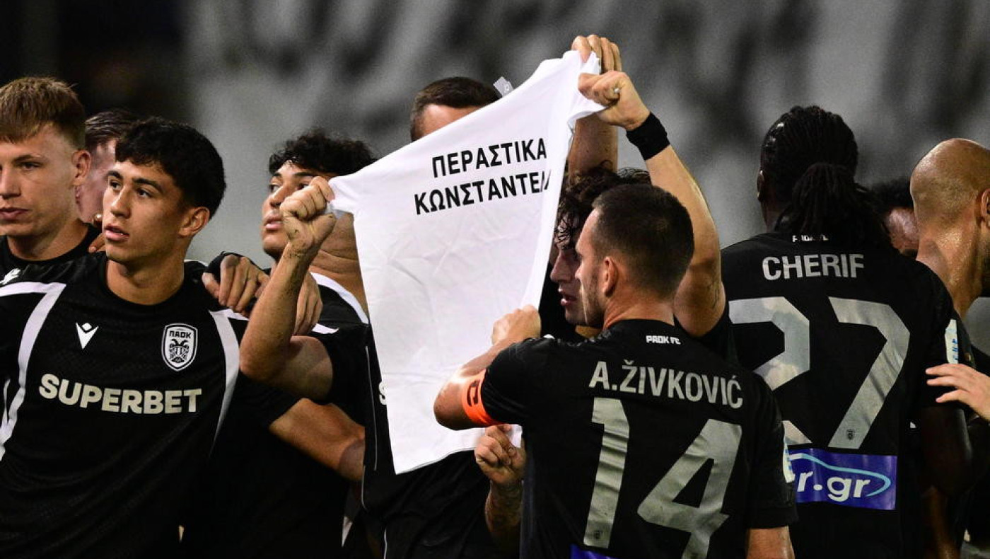 Η συγκινητική αφιέρωση των παικτών του ΠΑΟΚ μετά το γκολ του Πέλκα: «Περαστικά Κωνσταντέλια»