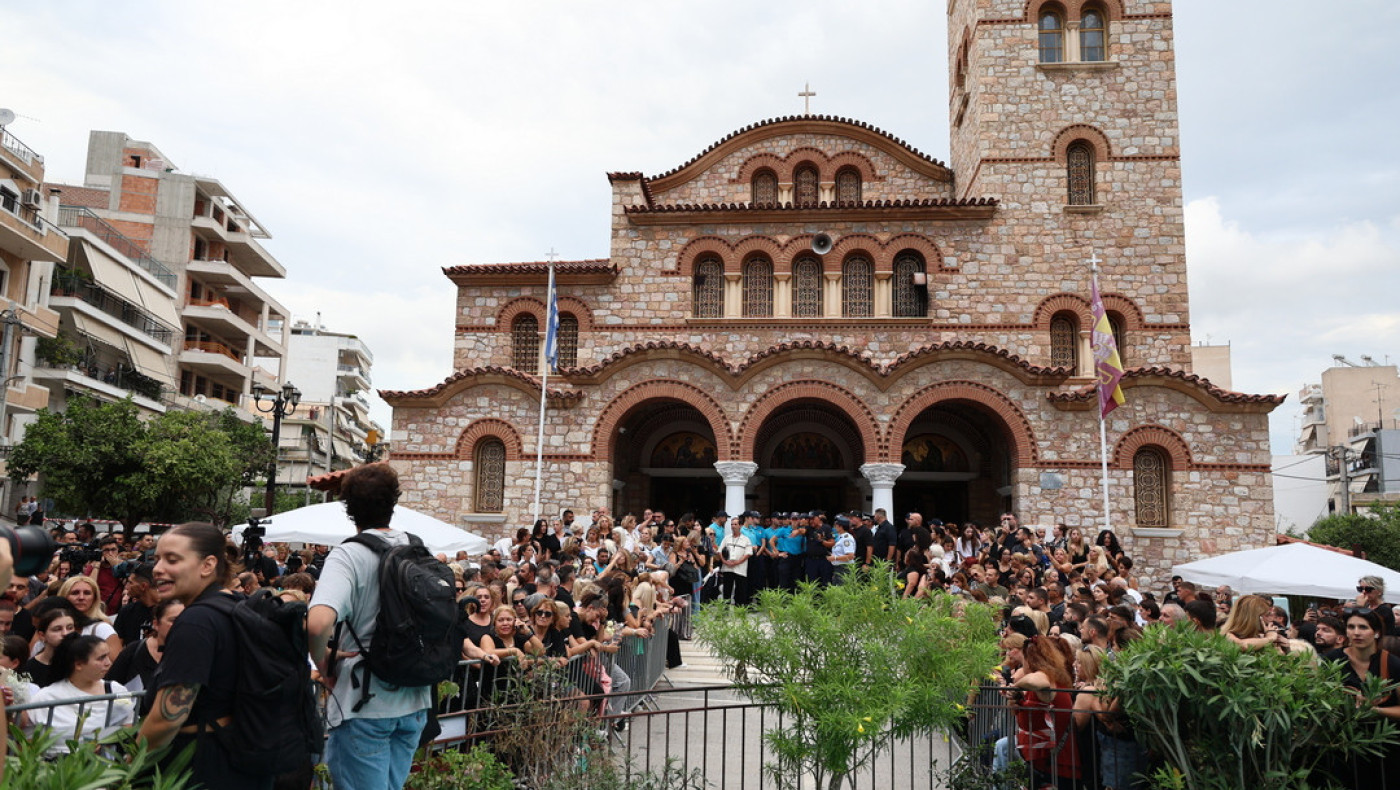 Λαϊκή αγρυπνία για τον Γιώργο Μαζωνάκη: Λαοθάλασσα στη Νίκαια, τον αποχαιρετούν με τα τραγούδια του