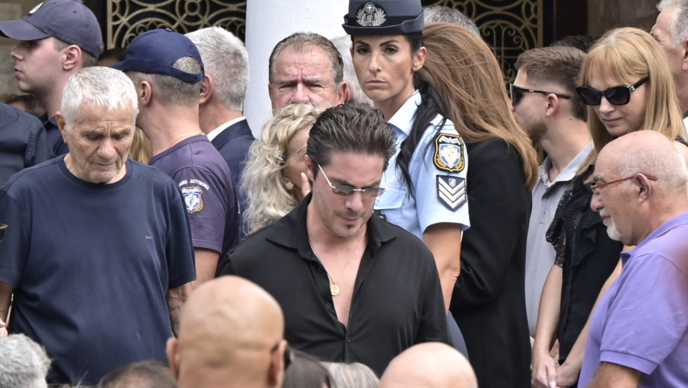 Γιώργος Μαζωνάκης: Λαοθάλασσα στη Νίκαια για το τελευταίο αντίο