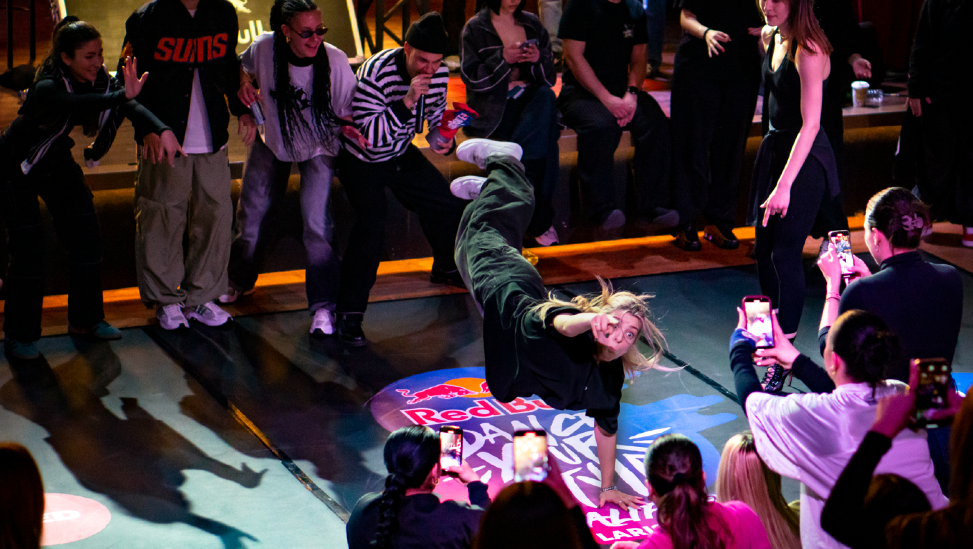 Red Bull Dance Your Style: Οι 16 καλύτεροι street dancers στην Ελλάδα σε εκρηκτικά 1v1 battles — Εσύ αποφασίζεις για τον νικητή!