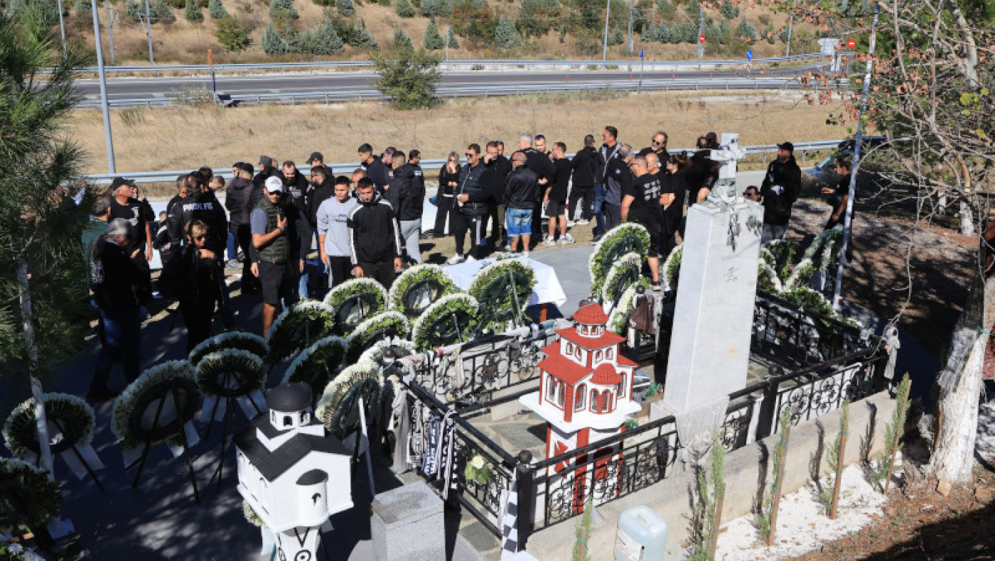 Τέμπη-Μνημόσυνο: Σε κλίμα συγκίνησης ο ΠΑΟΚ τίμησε τη μνήμη των έξι αετόπουλων