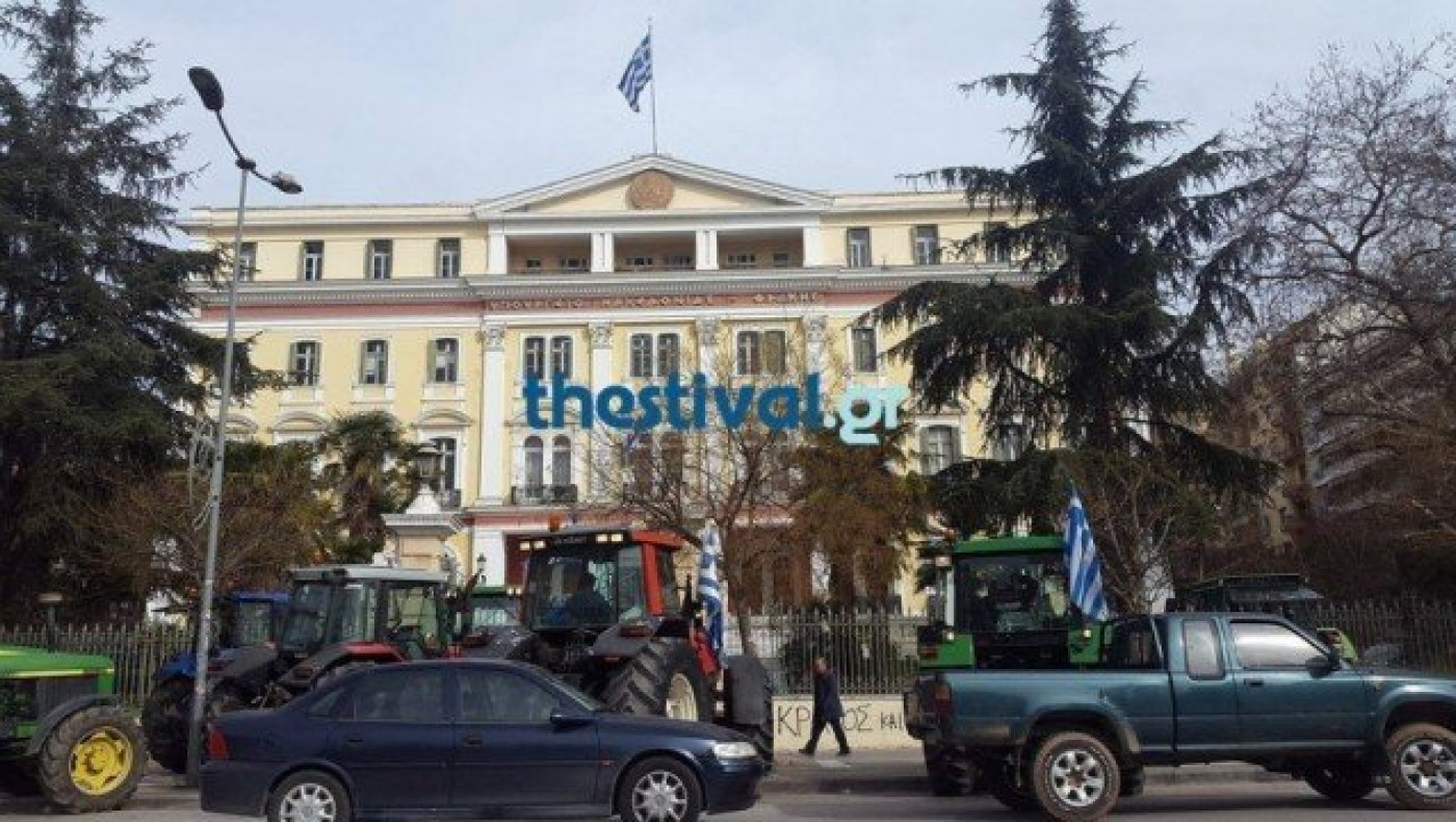 ΤΩΡΑ: Στο ΥΜΑΘ με τα τρακτέρ τους οι                 αγρότες