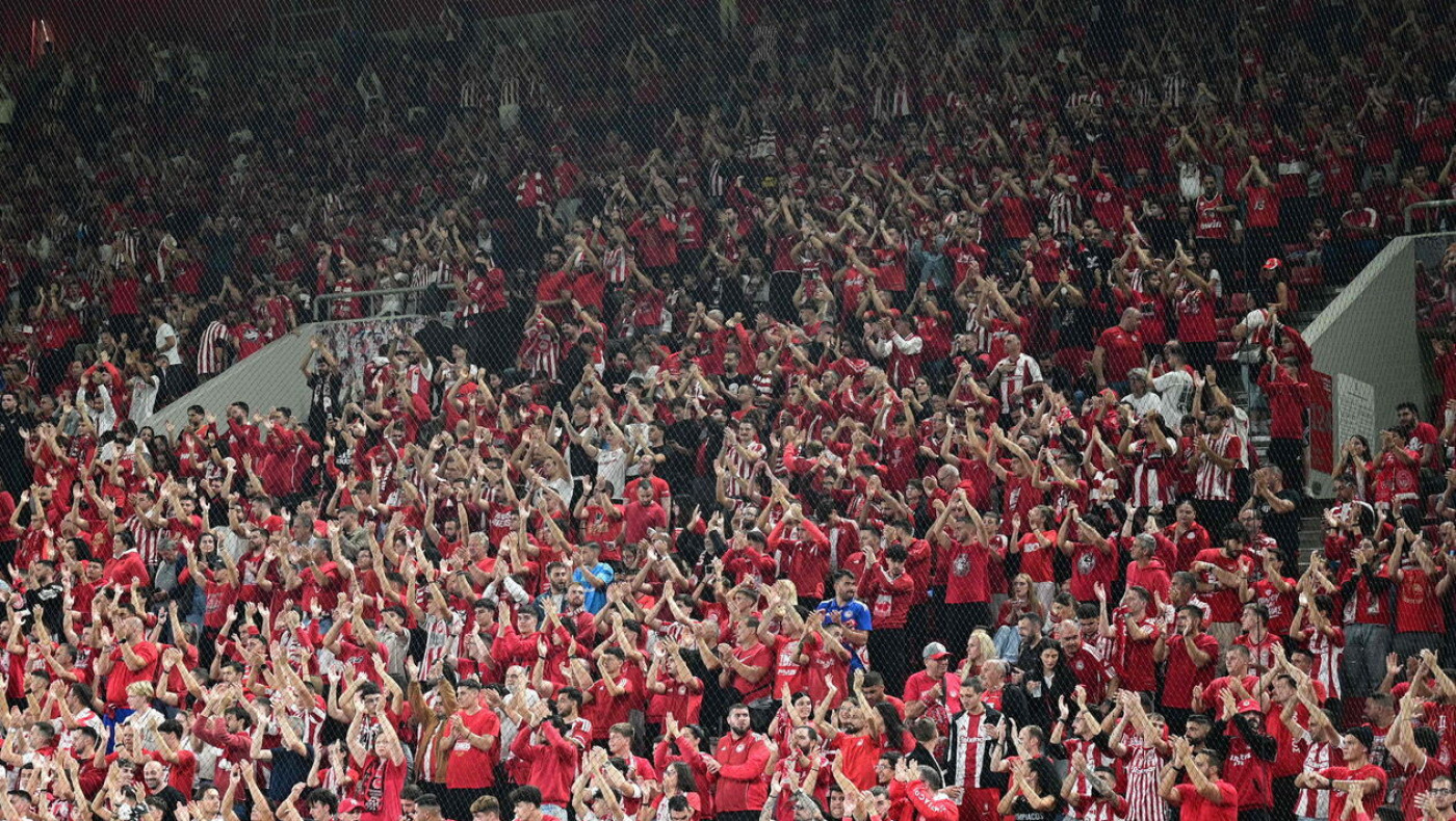 ΔΕΑΒ: Πρόστιμο στον Ολυμπιακό για τα πανό στο ντέρμπι με τον Παναθηναϊκό-Απαλλάχθηκε ο Αλγκουαθίλ
