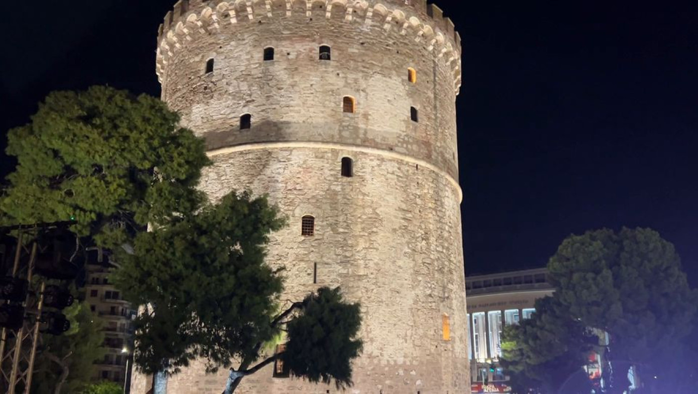 Θεσσαλονίκη: Εντυπωσιακός ο νέος φωτισμός του Λευκού Πύργου (vid)