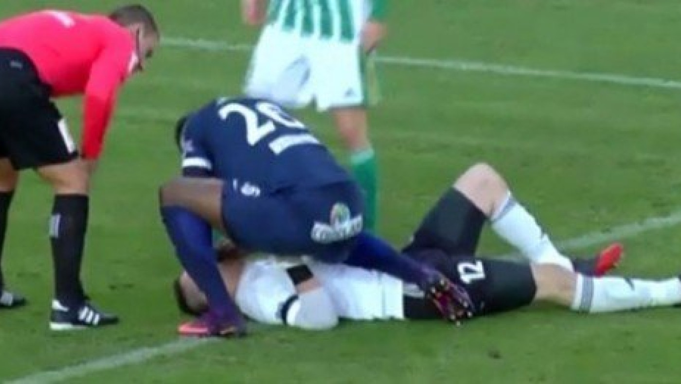 Γύρισε η γλώσσα του και τον έσωσε αντίπαλος! (video)