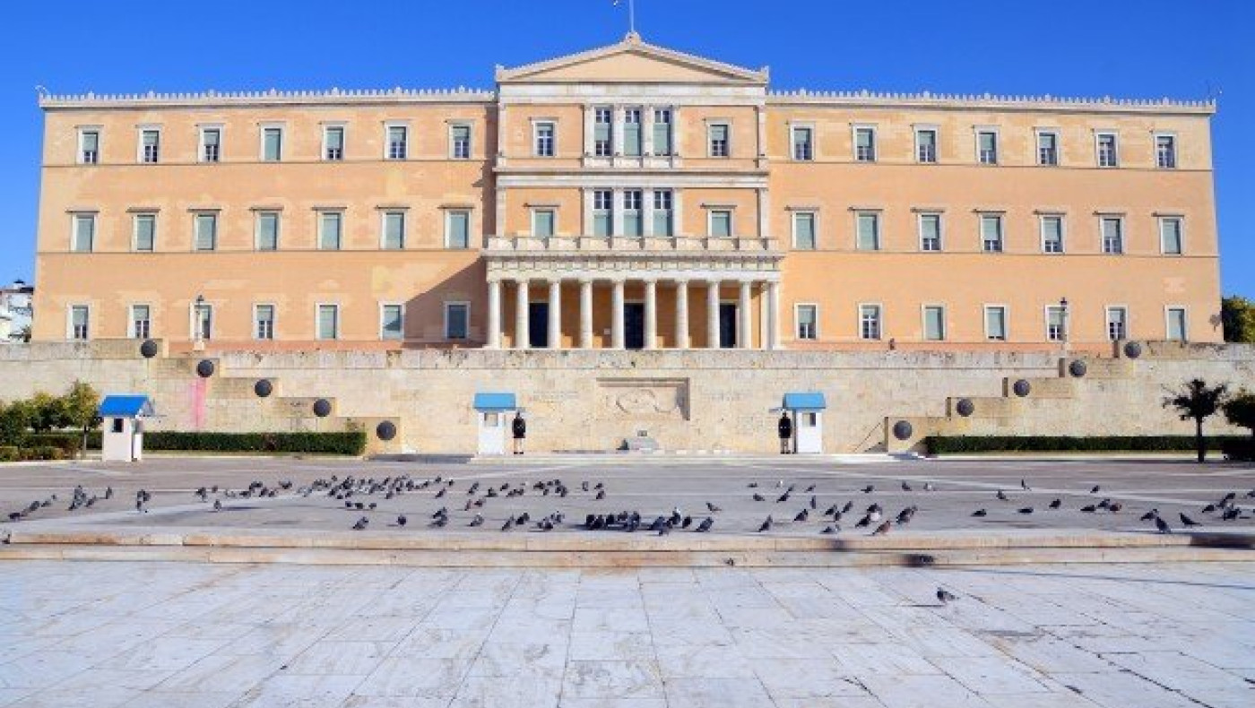 Η βία δε λύνεται                   μόνο με τους νόμους