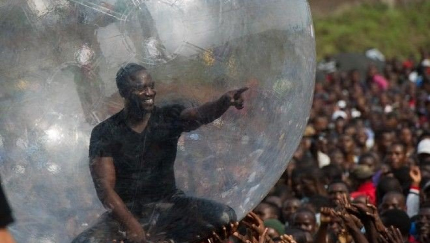 O ράπερ Akon τραγούδησε στο Κονγκό μέσα σε φούσκα γιατί φοβήθηκε τον Έμπολα