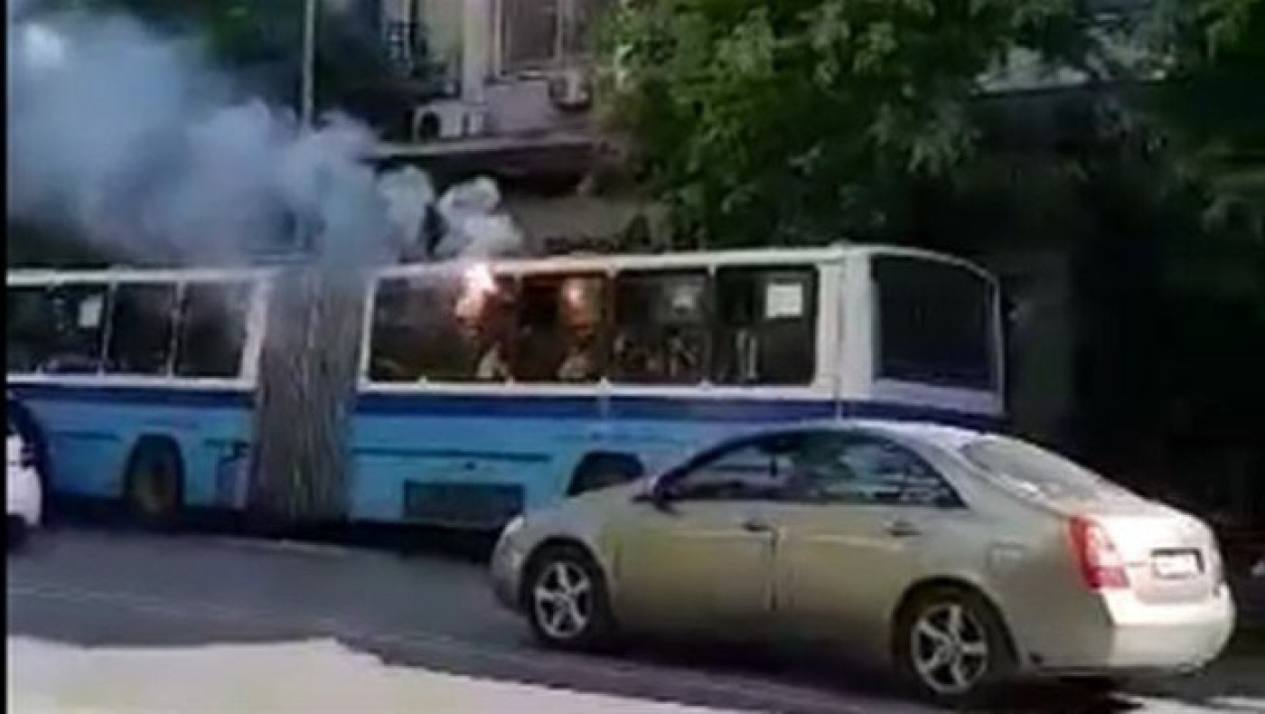 Οπαδοί του ΠΑΟΚ άναψαν πυρσούς σε λεωφορείο του ΟΑΣΘ! (vid)