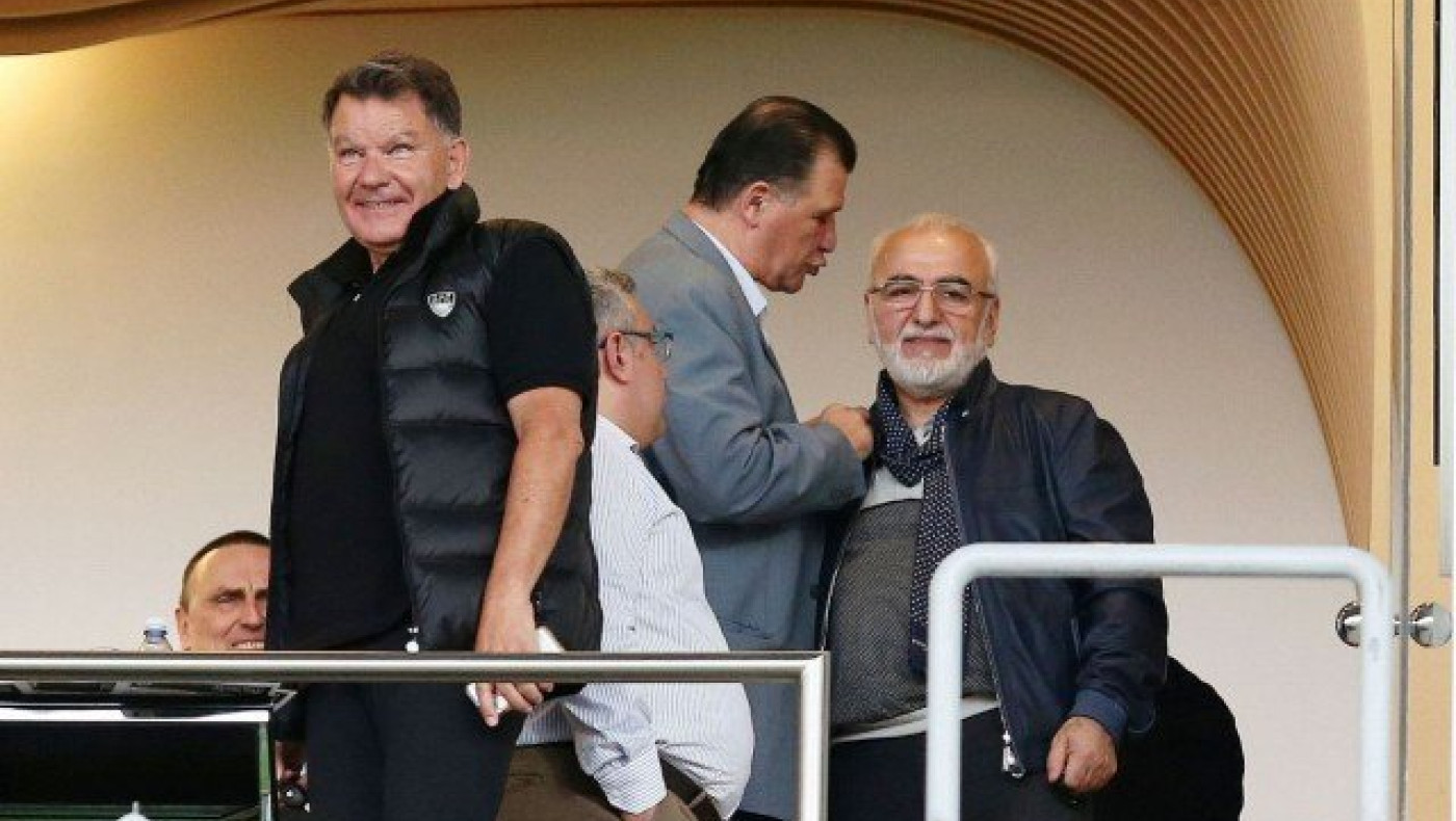 Ο Γιώργος       Ορφανός      στη σουίτα του Σαββίδη