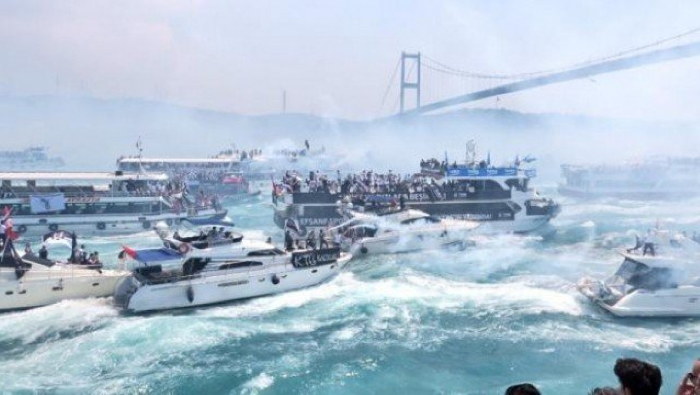 Νηοπομπή στον Βόσπορο για χάρη της πρωταθλήτριας Μπεσίκτας (vids)