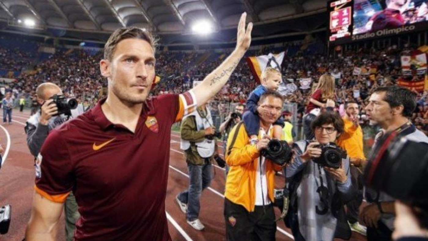 ΑΠΙΣΤΕΥΤΟ πανό και σπέσιαλ φανέλα για το αντίο του Τότι (pics & vids)