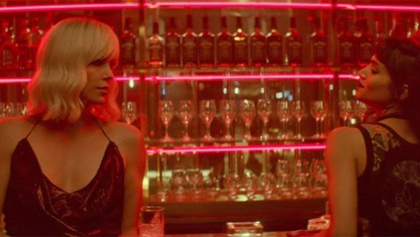 Φιλιά στην τουαλέτα με...πρωταγωνίστριες Σαρλίζ Θερόν, Σοφία Μπουτέλα