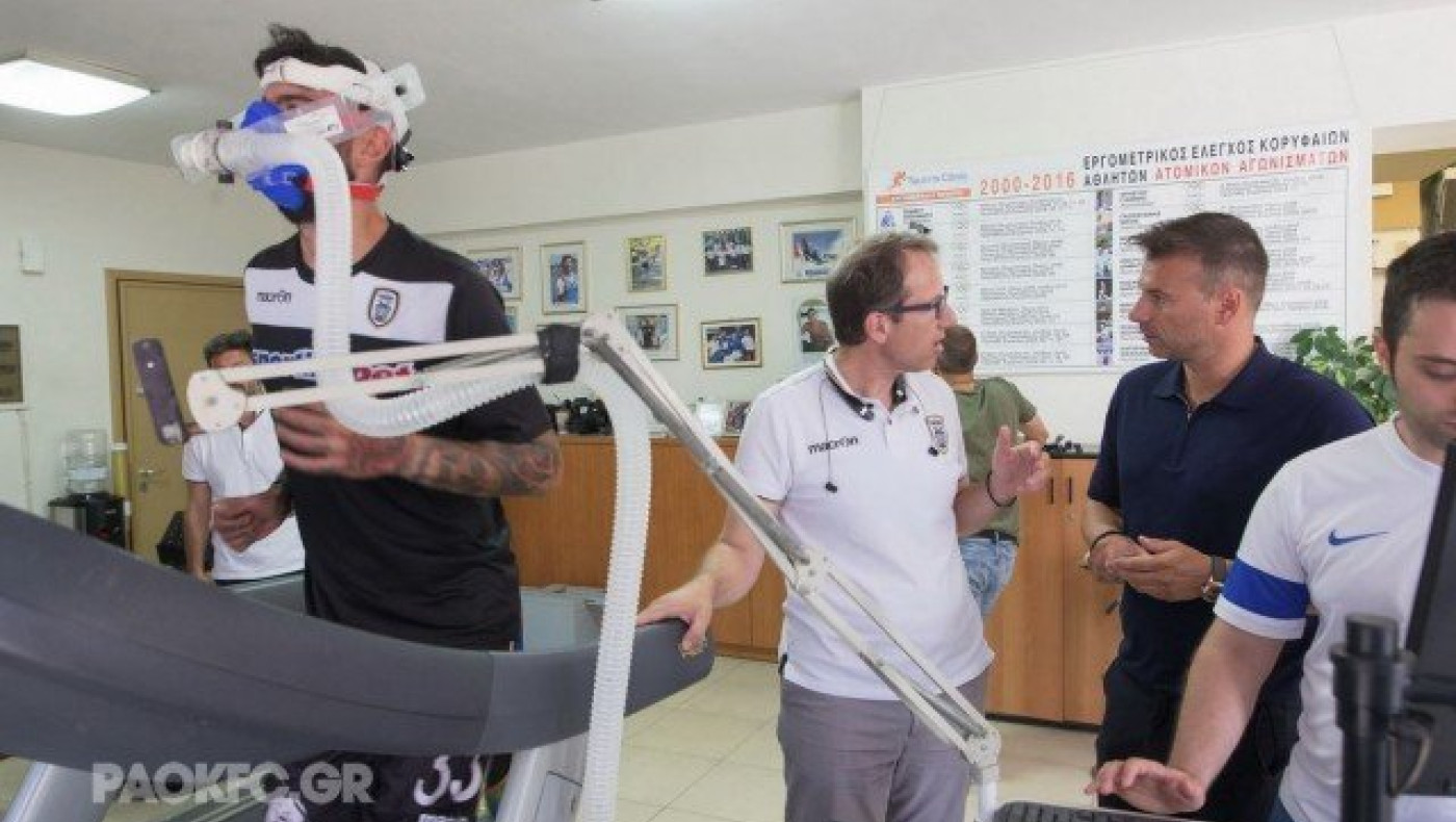 Θέλει         μέχρι    27 παίκτες    στην       Ολλανδία