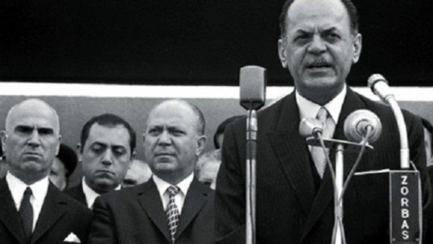 Κατάστημα στα ΚΤΕΛ Τρίπολης πουλά μπρελόκ της Χούντας