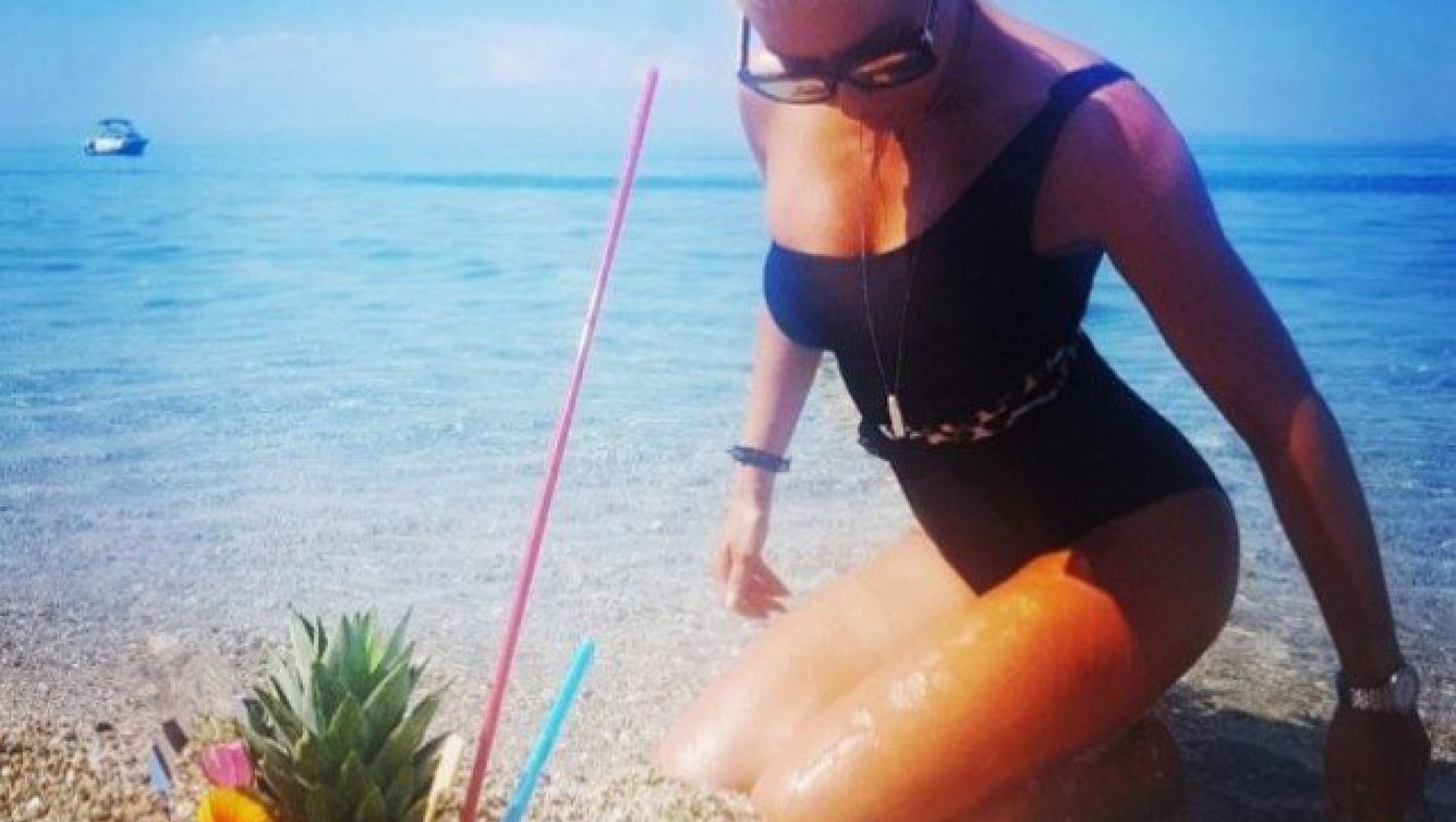 Ελληνίδα παρουσιάστρια δελτίου ειδήσεων ποζάρει με μαγιό στη Χαλκιδική