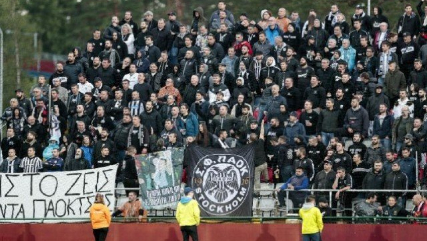 Απολογία     παικτών και Λουτσέσκου έξω από το γήπεδο