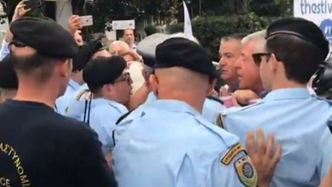 Αστυνομικοί εμπόδισαν μέλη της ΠΟΕΔΗΝ να πλησιάσουν τον Τσίπρα (vid)