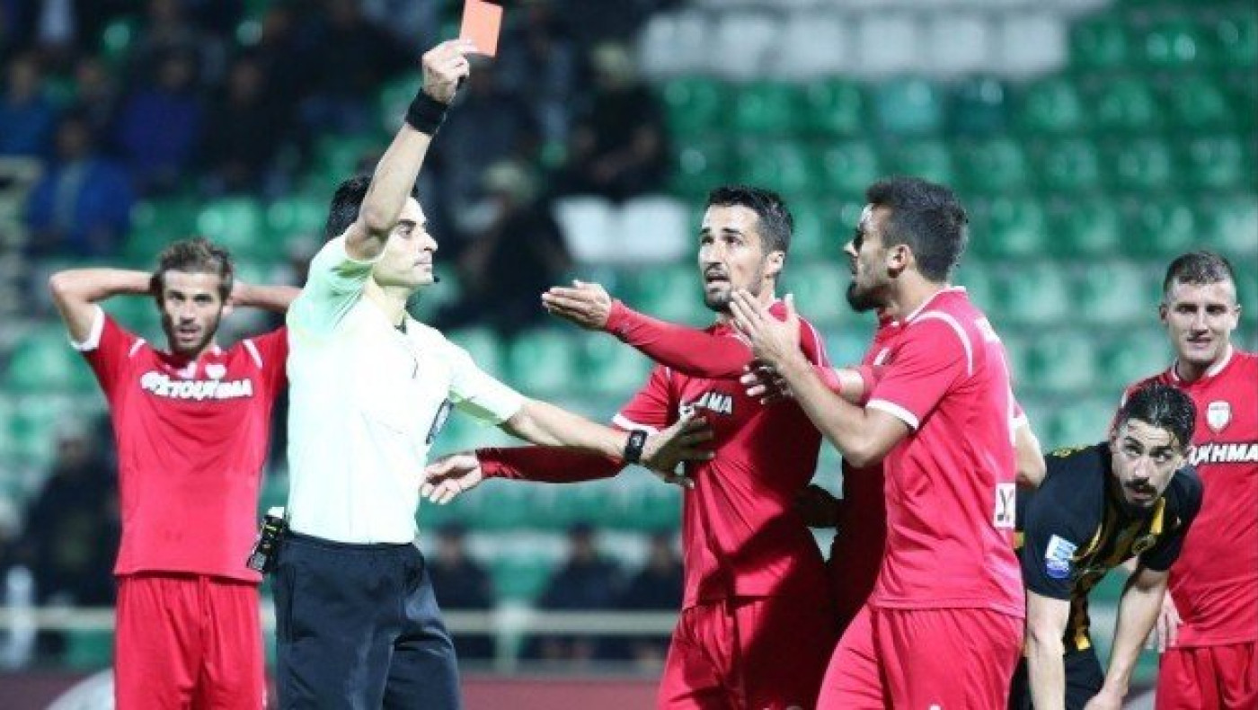 Ρεκόρ    κόκκινων              καρτών στην 7η αγωνιστική