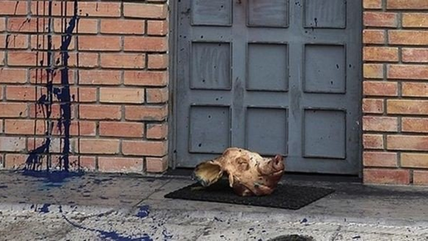 Γουρουνοκεφαλή και ρατσιστικά συνθήματα έξω από το Ελληνοαραβικό Κέντρο (pics)