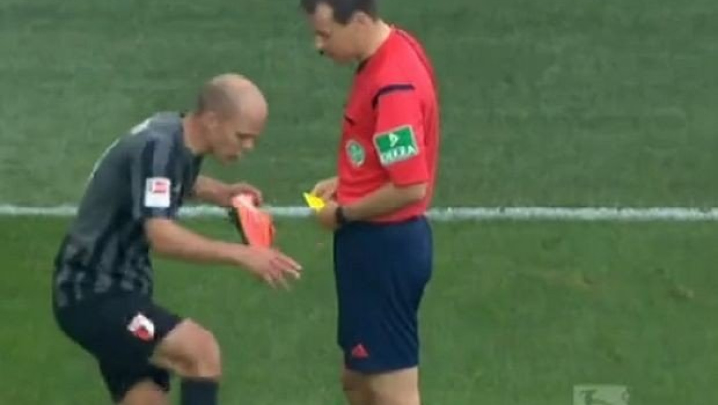 Του πέταξε το παπούτσι (video)