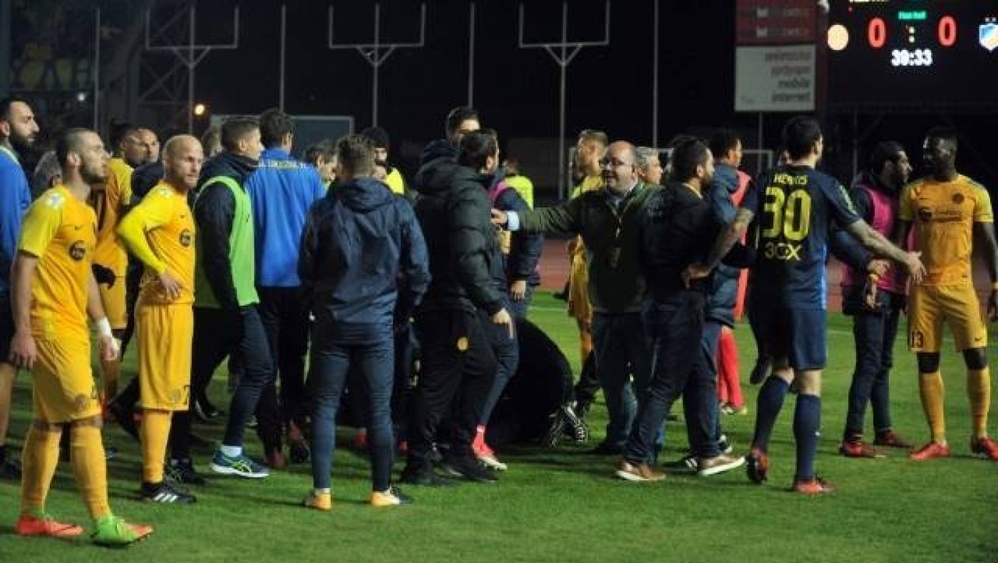 Κροτίδα έπεσε σε ball boy και διακοπή στο ΑΕΛ – ΑΠΟΕΛ! (pics+vid)