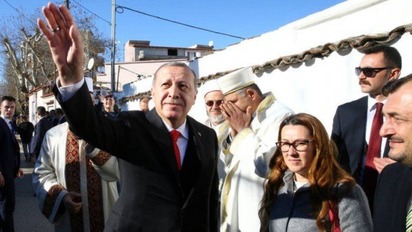 «Δεν είναι δυνατό να βάλουμε στην άκρη την ελληνική σημαία»
