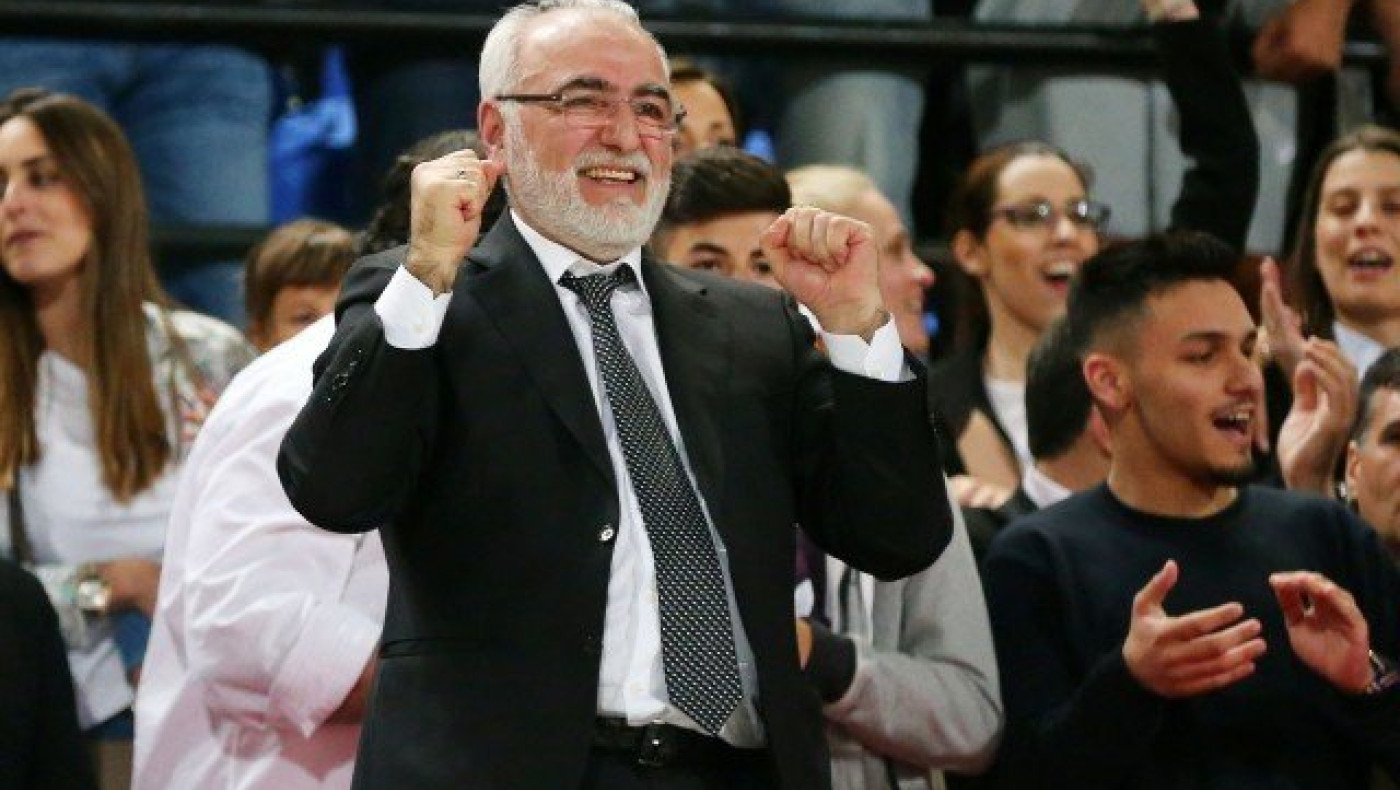 Διακοπές        και        πριμ      από     Σαββίδη