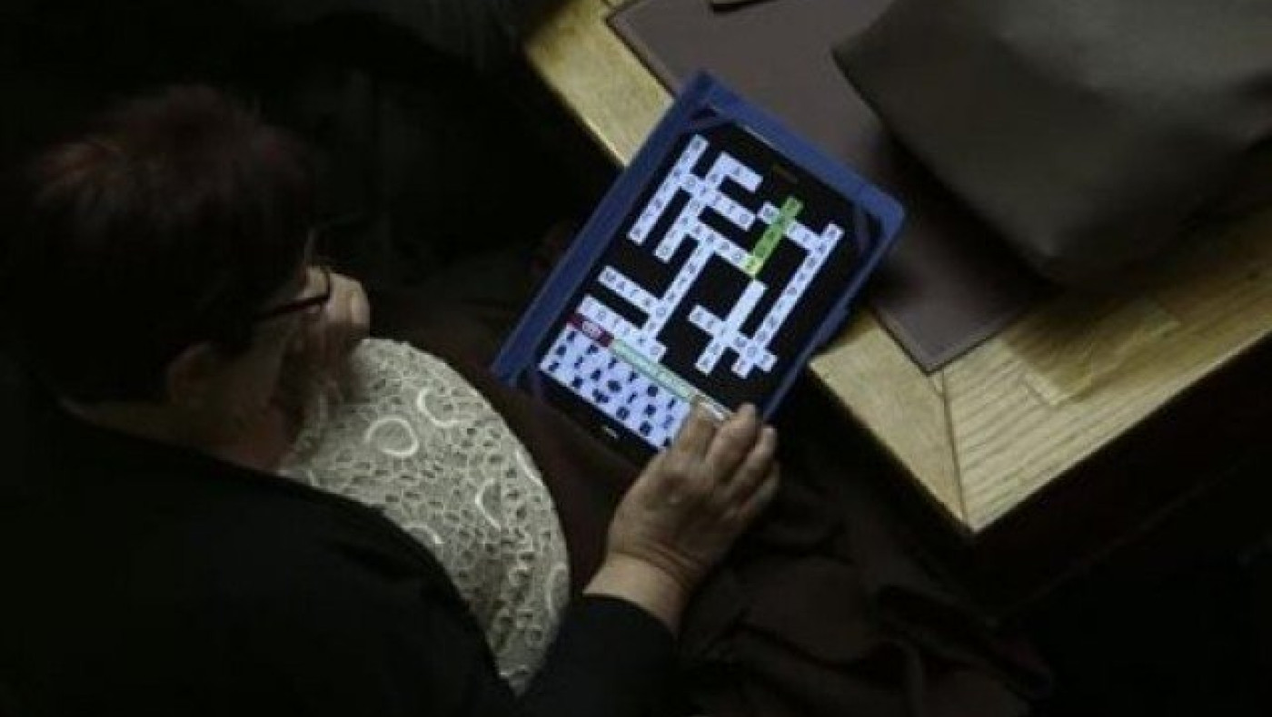 Πώς σκοτώνει την ώρα της η Αλέκα Παπαρήγα         στη Βουλή