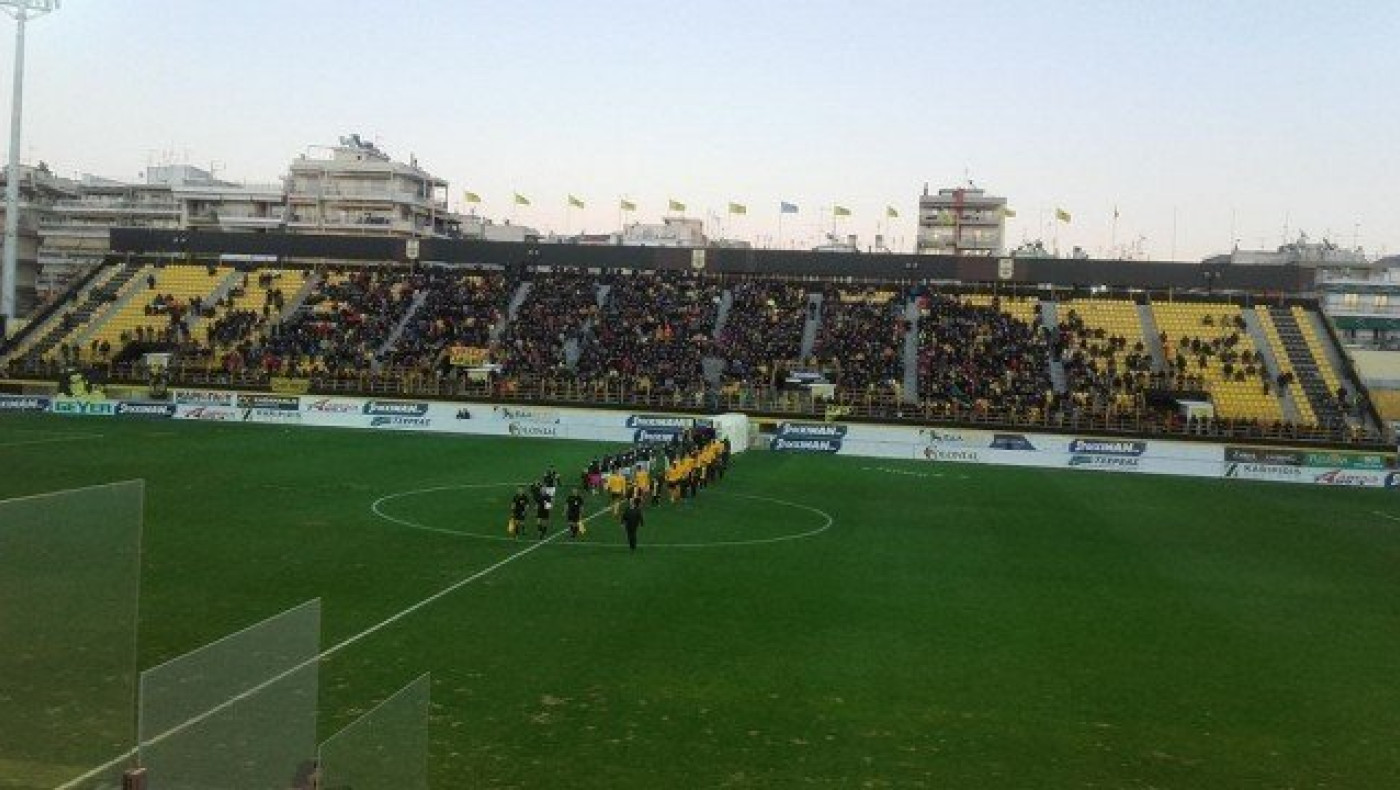 Ένταση στο Βικελίδης, επιχείρησαν να κατεβάσουν το πανό της Μακεδονίας