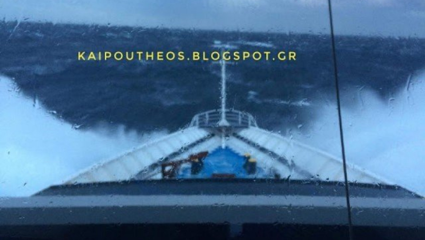 Η στιγμή που τεράστια κύματα «σκεπάζουν» πλοίο στο Αιγαίο (ΒΙΝΤΕΟ)