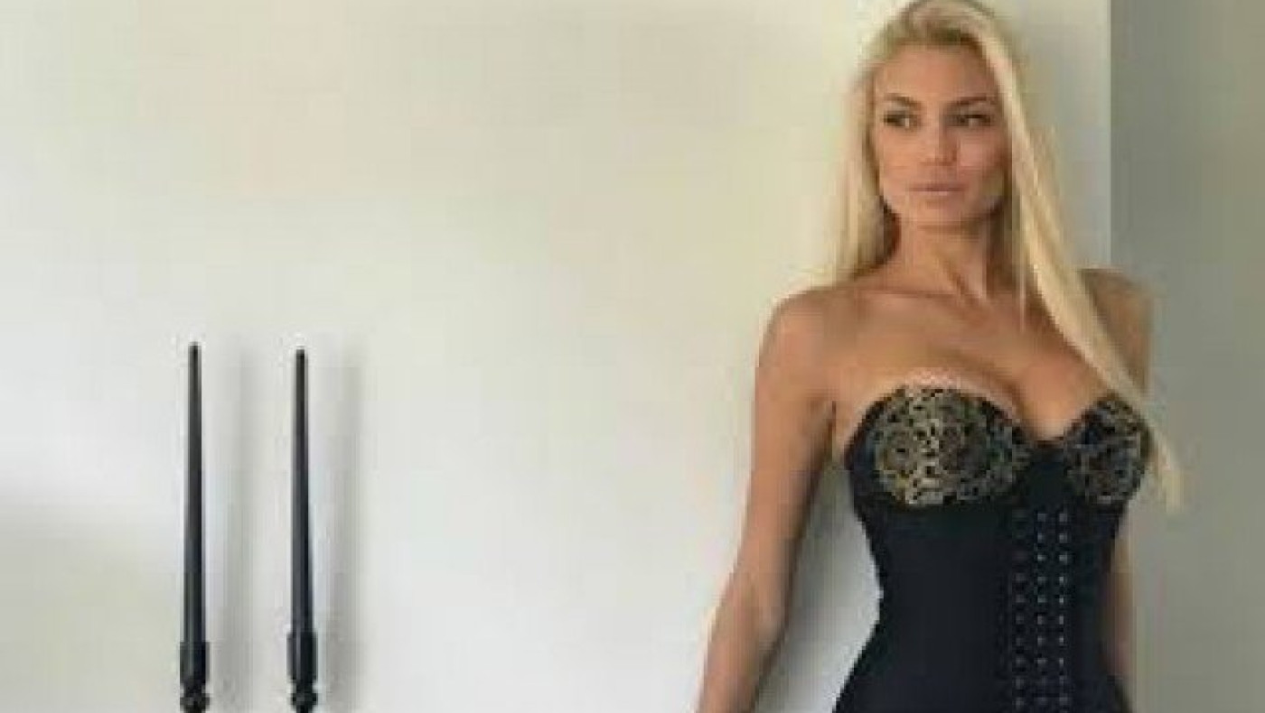 Η Ελληνίδα    που είναι γυμνή από την μέση και πάνω (pic)
